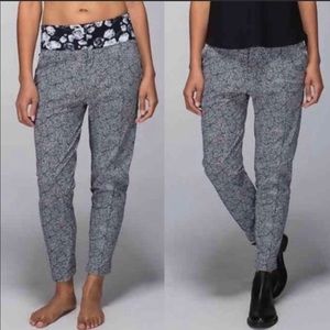 Lululemon Departure Pant Floral Black White size 4/6
